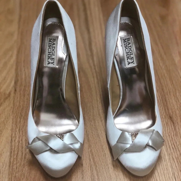 Badgley Mischka Ivory Gold Satin Closed Toe Pumps High Heels Bridal Wedding 8 - Picture 2 of 5